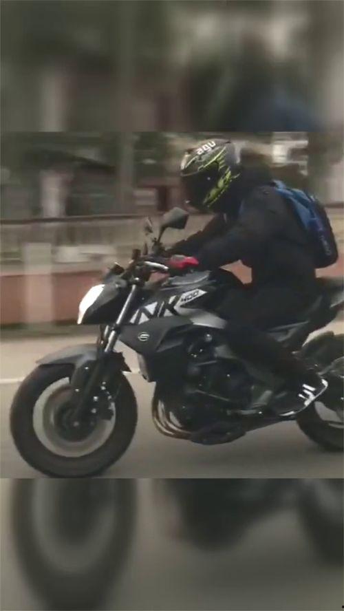 摩托车网红男博主吃瓜