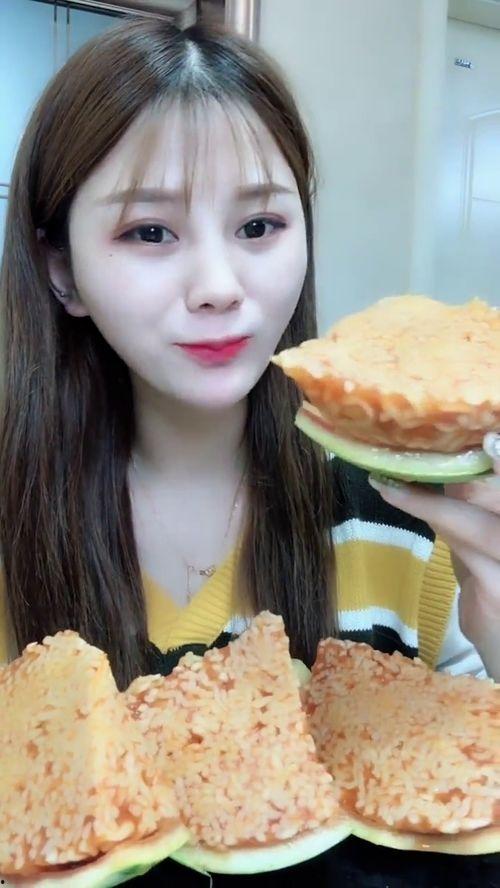 网红吃瓜小姐姐视频下载