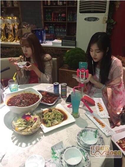 淄博探店女网红吃瓜,瓜果飘香中的美食之旅