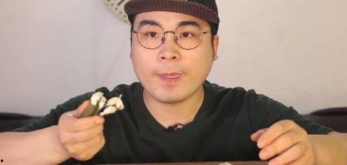 吃瓜小哥网红是谁啊,揭秘“吃瓜小哥”网红背后的故事