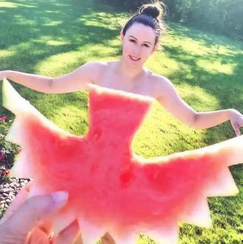 网红明星吃瓜八卦图,揭秘娱乐圈幕后真相  第3张